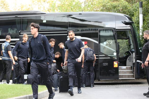The Italian national football team arrive in Bursa BURSA, TURKIYE - SEPTEMBER 27: Goalkeeper and captain of the Italy national football team Gianluigi Donnarumma is seen upon arrival as the team reaches their hotel in Osmangazi district of Bursa, Turkiye, on September 27, 2026. The Italian squad arrived at Yenisehir Airport ahead of their upcoming UEFA Nations League League A match against Turkiye. Mustafa Bikec Anadolu Bursa Turkey. Editorial use only. Please get in touch for any other usage.  Copyright: x2026xAnadoluxMustafaxBikecx