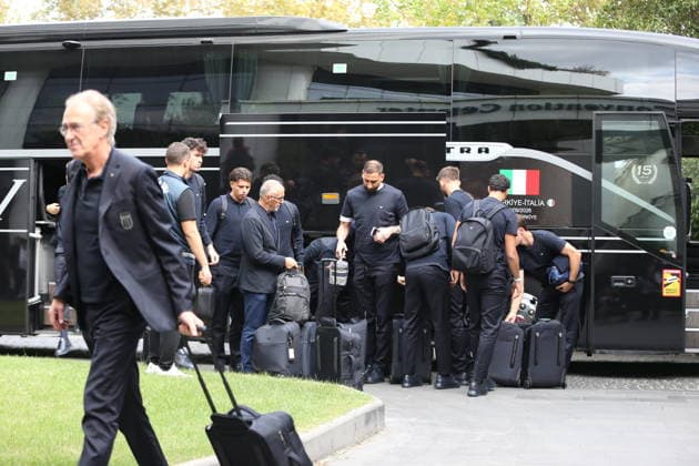 The Italian national football team arrive in Bursa BURSA, TURKIYE - SEPTEMBER 27: Members of the Italy national football team arrive at their hotel in Osmangazi district of Bursa, Turkiye, on September 27, 2026. The team arrived via Yenisehir Airport ahead of their UEFA Nations League League A match against Turkiye. Mustafa Bikec Anadolu Bursa Turkey. Editorial use only. Please get in touch for any other usage.  Copyright: x2026xAnadoluxMustafaxBikecx