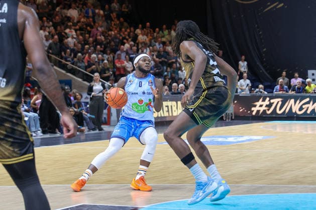 September 27, 2026, xgox, Basketball easyCredit BBL, Basketball Löwen Braunschweig vs. Rostock Seawolves emspor, from left: TJ Crockett Jr. (Rostock), 0; Tajh Green (Braunschweig), 55; head-to-head, duel, battle, tackle (Braunschweig)