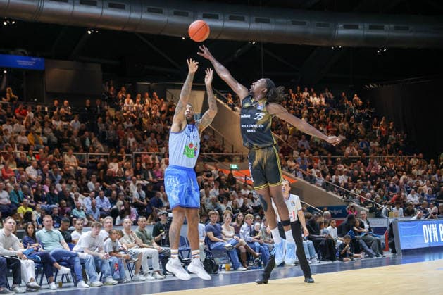 September 27, 2026, xgox, Basketball easyCredit BBL, Basketball Löwen Braunschweig vs. Rostock Seawolves emspor, from left: Todd Withers (Rostock), 33, Tajh Green (Braunschweig), 55, one-on-one, duel, battle, tackle, Braunschweig