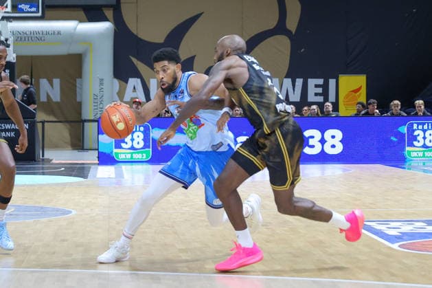 September 27, 2026, xgox, Basketball easyCredit BBL, Basketball Löwen Braunschweig vs. Rostock Seawolves emspor, from left: Zach Copeland (Rostock), 2 on the ball, Braunschweig plays the ball