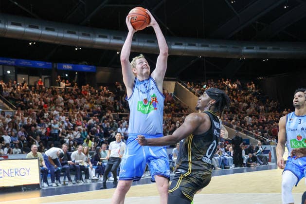 September 27, 2026, xgox, Basketball easyCredit BBL, Basketball Löwen Braunschweig vs. Rostock Seawolves emspor, v l Bent Leuchten Rostock, 51, Zaba Bangala Braunschweig, 0, one-on-one, duel, battle, tackle Braunschweig