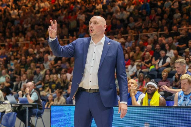 September 27, 2026, xgox, Basketball easyCredit BBL, Basketball Löwen Braunschweig vs. Rostock Seawolves emspor, from left: Przemyslaw Frasunkiewicz (Rostock), coach giving instructions, gesturing with his arms, gesticulate, gives instructions Braunschweig