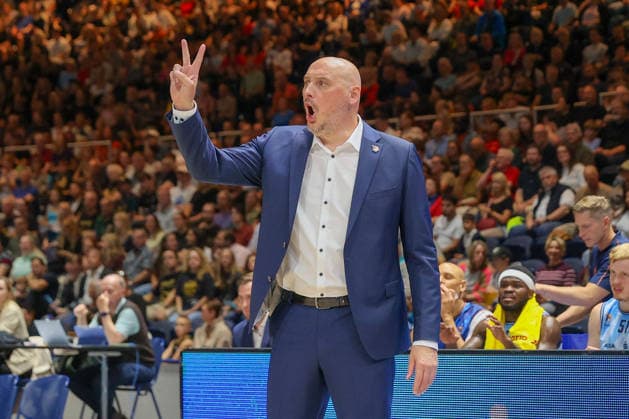 September 27, 2026, xgox, Basketball easyCredit BBL, Basketball Löwen Braunschweig vs. Rostock Seawolves emspor, from left: Przemyslaw Frasunkiewicz (Rostock), coach giving instructions, gesturing with his arms, gesticulate, gives instructions Braunschweig