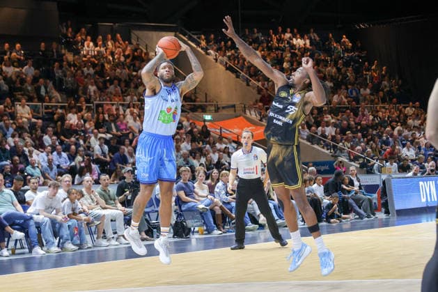 September 27, 2026, xgox, Basketball easyCredit BBL, Basketball Löwen Braunschweig vs. Rostock Seawolves emspor, from left: Todd Withers (Rostock), 33; Tajh Green (Braunschweig), 55; one-on-one, duel, battle, tackle (Braunschweig)