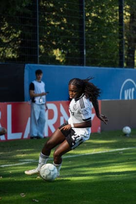 September 27, 2026, xjyhynx, Women s DFB Cup First Round, Karlsruher SC vs. Eintracht Frankfurt, from left: Vivienne Lia, 24, Eintracht Frankfurt dribbling past Karlsruhe
