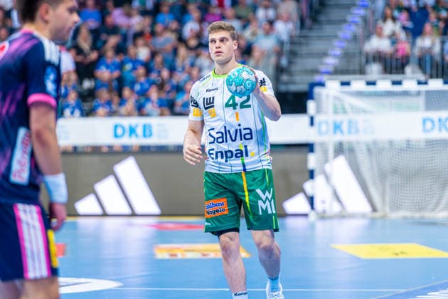 Martin Hanne FRISCH AUF Göppingen, No. 42 (left), TSV Hannover Burgdorf (blue) vs. FRISCH AUF Göppingen (green) on Matchday 6 of the 2026–2027 season in the Opel Handball Bundesliga on September 27, 2026, ZAG Arena Hannover, GER, Copyright: xJanxGuentherx xTSVxHannover-Burgdorfx