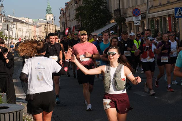September 27, 2026, Warsaw, Masovian Voivodeship, Poland: A runner high-fives someone during the 48th Warsaw Marathon. The race has been awarded the World Athletics Elite Label for the first time in its history and is part of the European Marathon Classics (EMC) series of races. Warsaw Marathon 2026  - ZUMAk204 20260927_zip_k204_016 Copyright: xRomanxKozielx