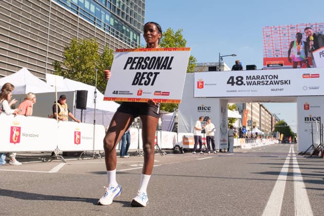 September 27, 2026, Warsaw, Masovian Voivodeship, Poland: GELANE SENBETE of Ethiopia holds a personal best record sign after placing second in the women s classification during the 48th Warsaw Marathon. The race has been awarded the World Athletics Elite Label for the first time in its history and is part of the European Marathon Classics (EMC) series of races. Warsaw Marathon 2026  - ZUMAk204 20260927_zip_k204_027 Copyright: xRomanxKozielx