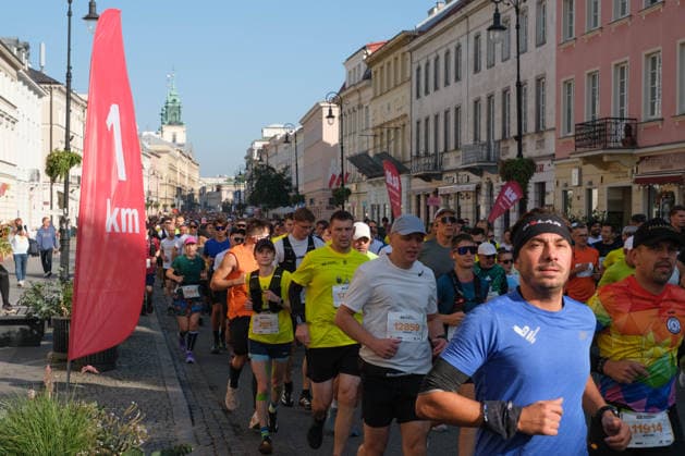 September 27, 2026, Warsaw, Masovian Voivodeship, Poland: Athletes run past the 1km mark during the 48th Warsaw Marathon. The race has been awarded the World Athletics Elite Label for the first time in its history and is part of the European Marathon Classics (EMC) series of races. Warsaw Poland - ZUMAk204 20260927_zip_k204_011 Copyright: xRomanxKozielx