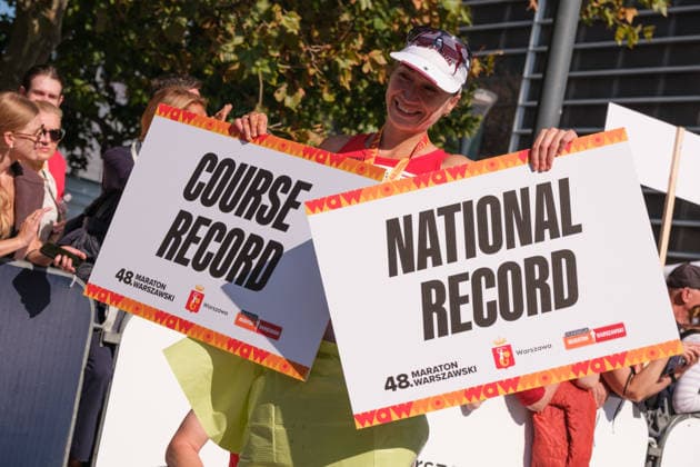 September 27, 2026, Warsaw, Masovian Voivodeship, Poland: LILI ANNA VINDICS-TOTH of Hungary holds course record and national record signs after placing first in the women s classification during the 48th Warsaw Marathon. The race has been awarded the World Athletics Elite Label for the first time in its history and is part of the European Marathon Classics (EMC) series of races. Warsaw Marathon 2026  - ZUMAk204 20260927_zip_k204_049 Copyright: xRomanxKozielx