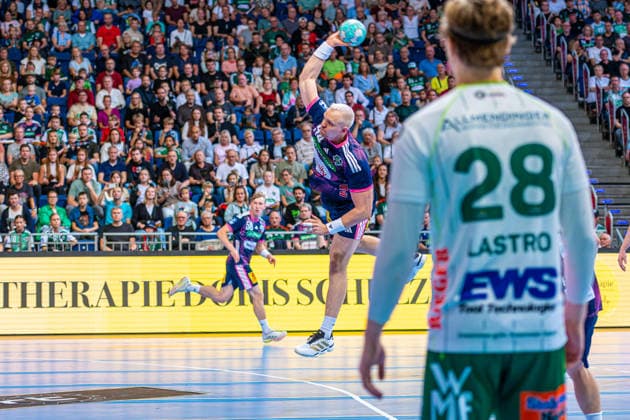 Justus Fischer, TSV Hannover Burgdorf, No. 54 (left), TSV Hannover Burgdorf (blue) vs. FRISCH AUF Göppingen (green) on Matchday 6 of the 2026–2027 season in the Opel Handball Bundesliga on September 27, 2026, ZAG Arena Hannover, GER, Copyright: xJanxGuentherx xTSVxHannover-Burgdorfx