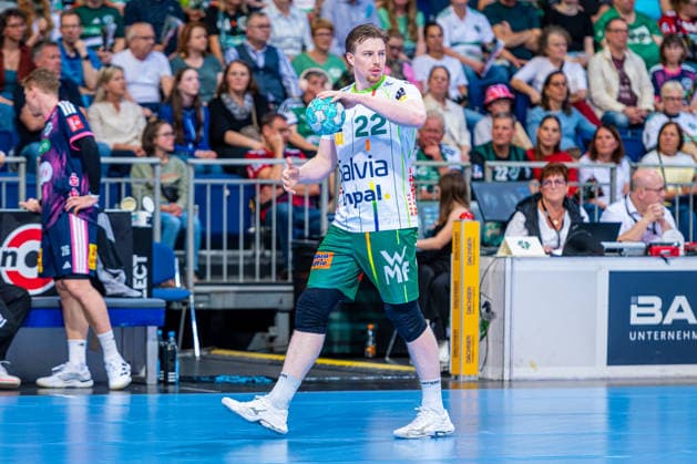 Erik Persson of FRISCH AUF Göppingen, No. 22 from the left, TSV Hannover Burgdorf (blue) vs. FRISCH AUF Göppingen (green) on Matchday 6 of the 2026–2027 season in the Opel Handball Bundesliga on September 27, 2026, ZAG Arena, Hanover, GER, Copyright: xJanxGuentherx xTSVxHannover-Burgdorfx