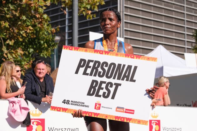 September 27, 2026, Warsaw, Masovian Voivodeship, Poland: GELANE SENBETE of Ethiopia holds a personal best record sign after placing second in the women s classification during the 48th Warsaw Marathon. The race has been awarded the World Athletics Elite Label for the first time in its history and is part of the European Marathon Classics (EMC) series of races. Warsaw Marathon 2026  - ZUMAk204 20260927_zip_k204_050 Copyright: xRomanxKozielx