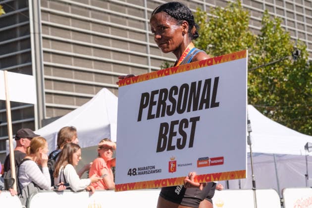 September 27, 2026, Warsaw, Masovian Voivodeship, Poland: GELANE SENBETE of Ethiopia holds a personal best record sign after placing second in the women s classification during the 48th Warsaw Marathon. The race has been awarded the World Athletics Elite Label for the first time in its history and is part of the European Marathon Classics (EMC) series of races. Warsaw Poland - ZUMAk204 20260927_zip_k204_028 Copyright: xRomanxKozielx
