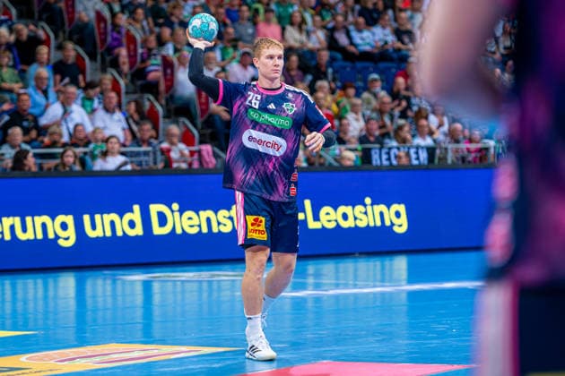 Jonathan Edvardsson, TSV Hannover Burgdorf, No. 26 (left), TSV Hannover Burgdorf (blue) vs. FRISCH AUF Göppingen (green) on Matchday 6 of the 2026–2027 season in the Opel Handball Bundesliga, September 27, 2026, ZAG Arena Hannover, GER, Copyright: xJanxGuentherx xTSVxHannover-Burgdorfx