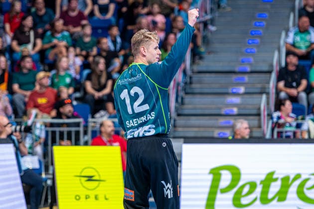 Kristian Saeveras of FRISCH AUF Göppingen, No. 12 from the left; TSV Hannover Burgdorf (blue) vs. FRISCH AUF Göppingen (green) on Matchday 6 of the 2026–2027 season in the Opel Handball Bundesliga, September 27, 2026, ZAG Arena Hannover, GER, Copyright: xJanxGuentherx xTSVxHannover-Burgdorfx
