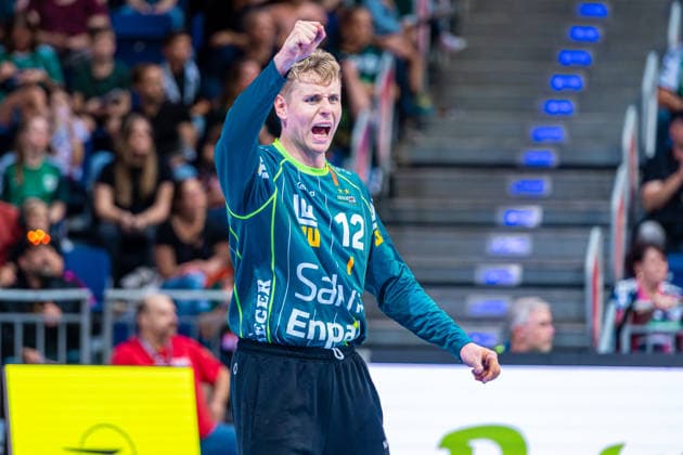 Kristian Saeveras of FRISCH AUF Göppingen, No. 12 from the left; TSV Hannover Burgdorf (blue) vs. FRISCH AUF Göppingen (green) on Matchday 6 of the 2026–2027 season in the Opel Handball Bundesliga, September 27, 2026, ZAG Arena Hannover, GER, Copyright: xJanxGuentherx xTSVxHannover-Burgdorfx