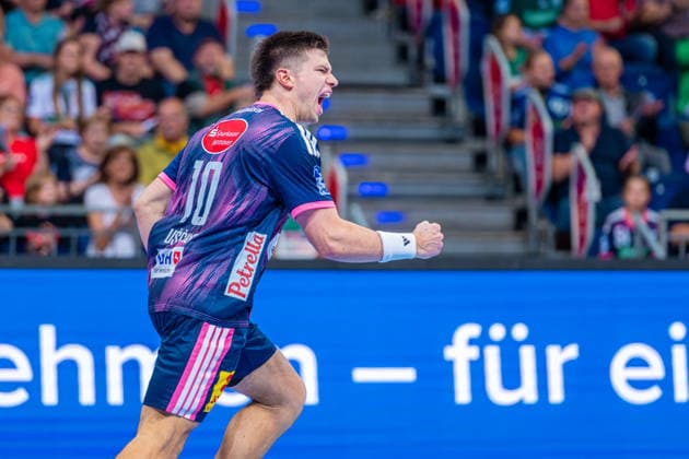 Renars Uscins of TSV Hannover Burgdorf, No. 10 from the left, TSV Hannover Burgdorf (blue) vs. FRISCH AUF Göppingen (green) on Matchday 6 of the 2026–2027 season in the Opel Handball Bundesliga on September 27, 2026, ZAG Arena Hannover, GER, Copyright: xJanxGuentherx xTSVxHannover-Burgdorfx