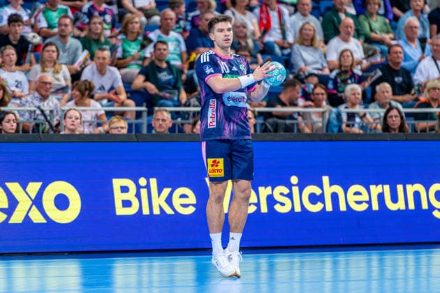 Renars Uscins of TSV Hannover Burgdorf, No. 10 from the left, TSV Hannover Burgdorf (blue) vs. FRISCH AUF Göppingen (green) on Matchday 6 of the 2026–2027 season in the Opel Handball Bundesliga on September 27, 2026, ZAG Arena Hannover, GER, Copyright: xJanxGuentherx xTSVxHannover-Burgdorfx