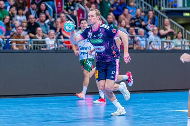 Marian Michalczik, TSV Hannover Burgdorf, No. 22 (left), TSV Hannover Burgdorf (blue) vs. FRISCH AUF Göppingen (green) on Matchday 6 of the 2026–2027 season in the Opel Handball Bundesliga, September 27, 2026, ZAG Arena Hannover, GER, Copyright: xJanxGuentherx xTSVxHannover-Burgdorfx