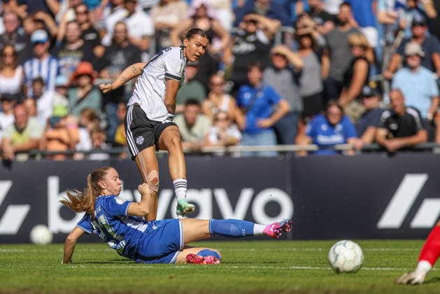 GER, Karlsruhe, Karlsruher SC vs. Eintracht Frankfurt, SC, DFB Women s Cup, Soccer, DFB, 2026–2027 season, Badenia Stadium, 1st round; pictured from left: Lisa Drexler, Karlsruher SC Women s Team, age 27, Larissa Mühlhaus, Eintracht Frankfurt Women’s Team, 47, shot on goal. DFB and DFL regulations prohibit any use of photographs as image sequences and or quasi-video. September 27, 2026 Copyright: HMBxMedia HendrikxHamelau