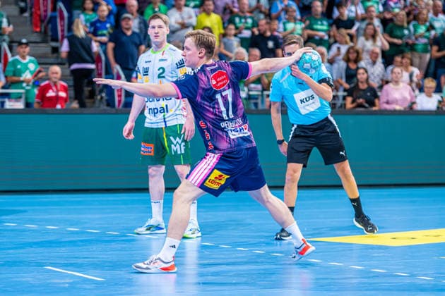 August Pedersen, TSV Hannover Burgdorf, No. 17 (left), TSV Hannover Burgdorf (blue) vs. FRISCH AUF Göppingen (green) on Matchday 6 of the 2026–2027 season in the Opel Handball Bundesliga on September 27, 2026, ZAG Arena Hannover, GER, Copyright: xJanxGuentherx xTSVxHannover-Burgdorfx