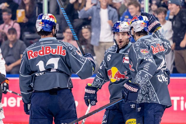 Yasin Ehliz of EHC Red Bull Munich, 42, and Lucas Thaler of EHC Red Bull Munich, 48, celebrate with Taro Hirose of EHC Red Bull Munich, 17, after his goal to make it 1–0 for GER, EHC Red Bull Munich vs. Löwen Frankfurt ice hockey, DEL, 2026–2027 season, Matchday 4, September 27, 2026. Photo: HMB Media, Heike Feiner Copyright: HMBxMedia HeikexFeiner