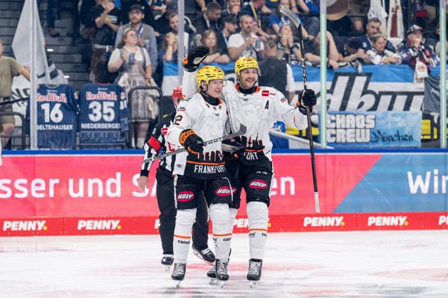 Konrad Abeltshauser of the Loewen Frankfurt, 16, celebrates with Timo Kose of the Loewen Frankfurt, 22, after his goal tied the game at 1–1. GER, EHC Red Bull Munich vs. Loewen Frankfurt Ice Hockey, DEL, 2026–2027 Season, Matchday 4, September 27, 2026 Photo: HMB Media, Heike Feiner Copyright: HMBxMedia HeikexFeiner