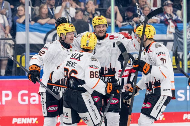 Cameron Brace (Loewen Frankfurt, 86), Konrad Abeltshauser (Loewen Frankfurt, 16), and Daniel Pfaffengut (Loewen Frankfurt, 77) celebrate with Timo Kose (Loewen Frankfurt, 22) after he scored the 1-1 tying goal (GER), EHC Red Bull Munich vs. Löwen Frankfurt ice hockey, DEL, 2026–2027 season, Matchday 4, September 27, 2026. Photo: HMB Media, Heike Feiner Copyright: HMBxMedia HeikexFeiner