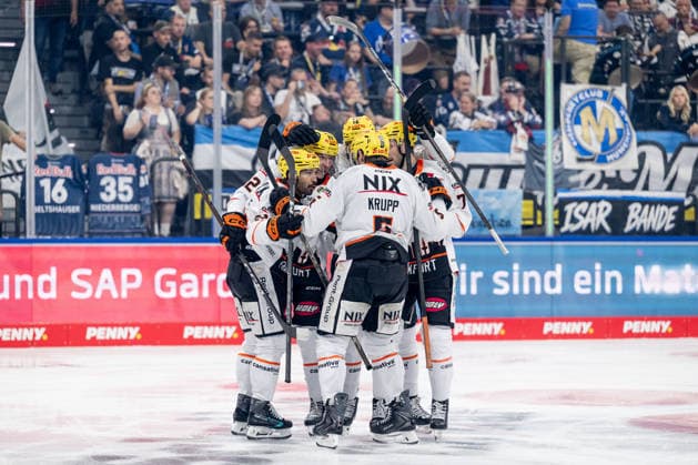 Cameron Brace Loewen Frankfurt, 86, Konrad Abeltshauser of the Loewen Frankfurt, 16, Daniel Pfaffengut of the Loewen Frankfurt, 77, and Bjoern Krupp of the Loewen Frankfurt, 05, celebrate with Timo Kose of the Loewen Frankfurt, 22, after his goal tied the game at 1–1 (GER), EHC Red Bull Munich vs. Loewen Frankfurt Ice Hockey, DEL, 2026–2027 season, Matchday 4, September 27, 2026 Photo: HMB Media, Heike Feiner Copyright: HMBxMedia HeikexFeiner