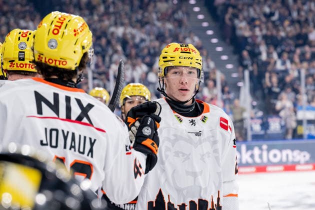 Timo Kose of the Loewen Frankfurt, 22, high-fiving teammates on the bench after scoring the 1-1 equalizer for Germany, EHC Red Bull Munich vs. Loewen Frankfurt ice hockey, DEL, 2026–2027 season, Matchday 4, September 27, 2026; Photo by HMB Media, Heike Feiner Copyright: HMBxMedia HeikexFeiner