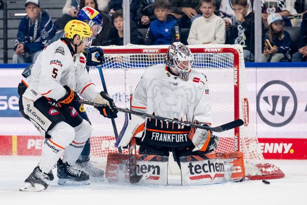 Veit Oswald, EHC Red Bull Munich, No. 27, misses a shot against Björn Krupp, Löwen Frankfurt, No. 05, and Nico Pertuch, goaltender, Löwen Frankfurt, No. 01, GER, EHC Red Bull Munich vs. Löwen Frankfurt ice hockey, DEL, 2026–2027 season, Matchday 4, September 27, 2026. Photo: HMB Media, Heike Feiner Copyright: HMBxMedia HeikexFeiner