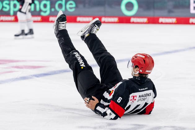 Head Referee Lukas Voit on the ice GER, EHC Red Bull Munich vs. Löwen Frankfurt Ice Hockey, DEL, 2026–2027 Season, Matchday 4, September 27, 2026 Photo: HMB Media, Heike Feiner Copyright: HMBxMedia HeikexFeiner