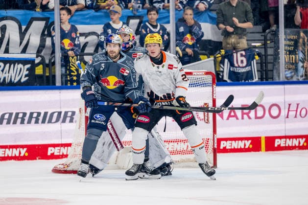 Lukas Klok (EHC Red Bull Munich, 03) defends against Timo Kose (Loewen Frankfurt, 22) in front of the net of goalie Antoine Bibeau (EHC Red Bull Munich, 30), GER, EHC Red Bull Munich vs. Loewen Frankfurt Ice Hockey, DEL, 2026–2027 Season, Matchday 4, September 27, 2026 Photo: HMB Media, Heike Feiner Copyright: HMBxMedia HeikexFeiner