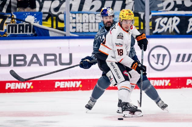 Battle for the Puck: Face-off between Ryan Murphy (EHC Red Bull Munich), 24, and Eric Uba (Loewen Frankfurt), 18 (GER), EHC Red Bull Munich vs. Loewen Frankfurt Ice Hockey, DEL, 2026–2027 Season, Matchday 4, September 27, 2026. Photo by HMB Media, Heike Feiner Copyright: HMBxMedia HeikexFeiner