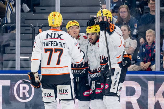 Daniel Pfaffengut (Loewen Frankfurt, 77), Maksim Matushkin (Loewen Frankfurt, 52), and Konrad Abeltshauser (Loewen Frankfurt, 16) celebrate with Cameron Brace (Loewen Frankfurt, 86) after his goal to make it 1–2 GER, EHC Red Bull Munich vs. Löwen Frankfurt, ice hockey, DEL, 2026–2027 season, Matchday 4, September 27, 2026. Photo by HMB Media, Heike Feiner Copyright: HMBxMedia HeikexFeiner