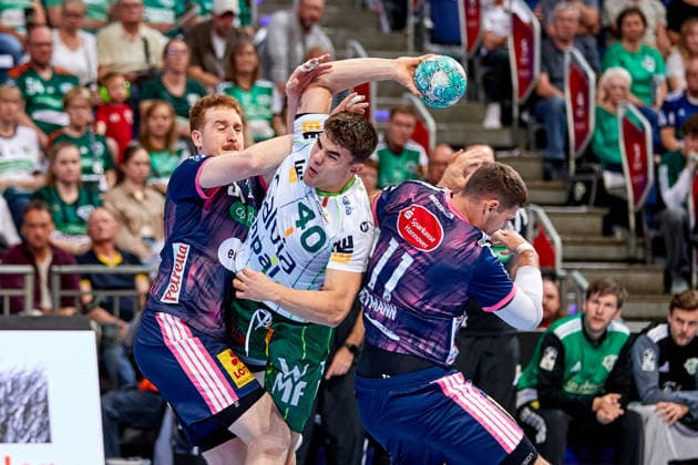 Elias Newel, FRISCH AUF Göppingen 40; Sebastian Heymann, TSV Hannover Burgdorf, DIE RECKEN 11; TSV Hannover Burgdorf vs. FRISCH AUF Göppingen, Handball Bundesliga, HBL, 2026–2027 season, September 27, 2026. Press photo by Jan Frederic Helbig. TSV Hannover Burgdorf vs. FRISCH AUF Goeppingen, Handball Bundesliga, HBL, ZAG Arena, Opel Handball Bundesliga, 2026–2027 season, September 27, 2026, Hannover Copyright: xEibner-Pressefoto Jan-FredericxHx EP_JHG