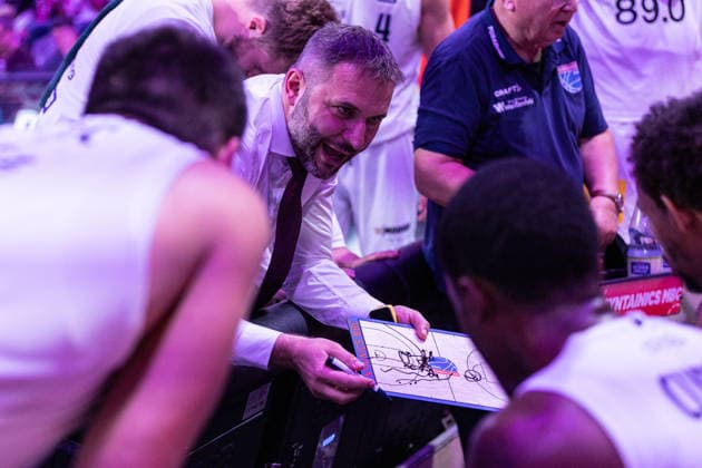 easyCredit Basketball Bundesliga, Telekom Baskets Bonn vs. Syntainics MBC, September 27, 2026 Vladimir Jovanovic, SYNTAINICS MBC Head Coach, during a timeout easyCredit Basketball Bundesliga, Telekom Baskets Bonn vs. Syntainics MBC, September 27, 2026, Telekom Dome Bonn Copyright: xBEAUTIFULxSPORTS Derixx