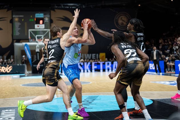 Arthur Konontsuk 34 of the Rostock Seawolves vs. Benny Schroeder 2 of the Basketball Löwen Braunschweig and Tajh Green 55 of the Basketball Löwen Braunschweig (GER), Basketball Löwen Braunschweig vs. Rostock Seawolves, Basketball, easyCredit BBL, Week 3, 2026–27 Season, September 27, 2026 GER, Basketball Löwen Braunschweig vs. Rostock Seawolves, Basketball, easyCredit BBL, Week 3, 2026–27 Season, September 27, 2026, Braunschweig Copyright: xEibner-Pressefoto DanielxREINELTx EP_DRT