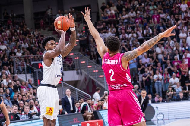 easyCredit Basketball Bundesliga, Telekom Baskets Bonn vs. Syntainics MBC, September 27, 2026 Anthony Gaines (SYNTAINICS MBC) 11 over Alijah Comithier (Telekom Baskets Bonn) 2 easyCredit Basketball Bundesliga, Telekom Baskets Bonn vs. Syntainics MBC, September 27, 2026, Telekom Dome Bonn Copyright: xBEAUTIFULxSPORTS Derixx