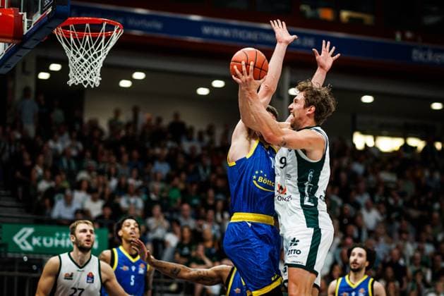 Marco Hollersbacher of the Gladiators Trier goes head-to-head with Alex Herrera of Science City Jena; Action: Vet Concept Gladiators Trier vs. Science City Jena, Basketball, easyCredit BBL, Matchday 2, 2026–2027 Season, September 27, 2026, Vet Concept Gladiators Trier vs. Science City Jena, Basketball, easyCredit BBL, Matchday 2, 2026–2027 Season, September 27, 2026 Copyright: xEibnerxPressefotox EP_ANS