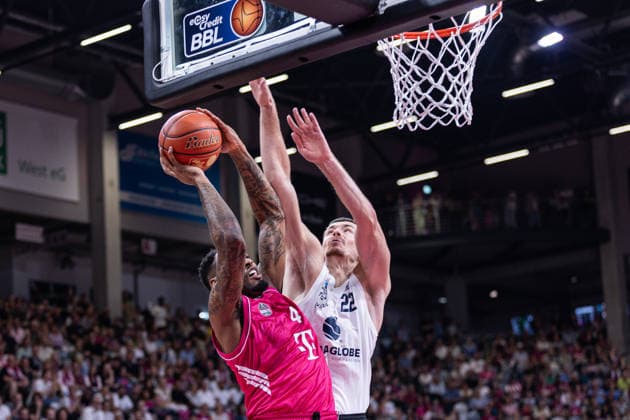 easyCredit Basketball Bundesliga, Telekom Baskets Bonn vs. Syntainics MBC, September 27, 2026 Jeff Garrett (Telekom Baskets Bonn) 4 vs. Borisa Simanic (SYNTAINICS MBC) 22 easyCredit Basketball Bundesliga, Telekom Baskets Bonn vs. Syntainics MBC, September 27, 2026, Telekom Dome Bonn Copyright: xBEAUTIFULxSPORTS Derixx