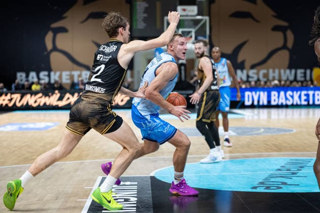 Arthur Konontsuk 34 Rostock Seawolves vs. Benny Schroeder 2 Basketball Löwen Braunschweig GER, Basketball Löwen Braunschweig vs. Rostock Seawolves, Basketball, easyCredit BBL, Week 3, 2026–27 Season, September 27, 2026, GER, Basketball Löwen Braunschweig vs. Rostock Seawolves, Basketball, easyCredit BBL, Week 3, 2026–27 season, September 27, 2026, Braunschweig Copyright: xEibner-Pressefoto DanielxREINELTx EP_DRT