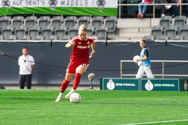 Franziska Kett of FC Bayern München during the DFB Pokal game between Borussia Mönchengladbach and FC Bayern München at ista-Borussia-Park in Mönchengladbach, Germany Copyright: xLeoniexKiehlx xSPPx Sportspressphoto_SPR241105