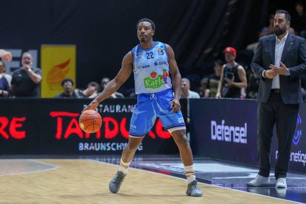 September 27, 2026, xgox, easyCredit BBL Basketball, Basketball: Löwen Braunschweig vs. Rostock Seawolves (emspor), from left: Johnathan Stove (Rostock), 22 on the ball, Braunschweig handling the ball