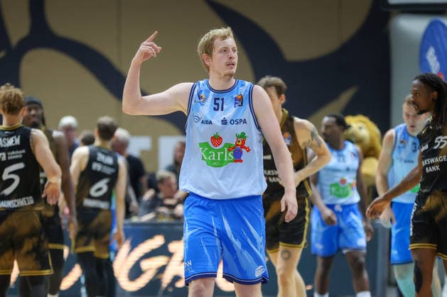 September 27, 2026, xgox, Basketball easyCredit BBL, Basketball Löwen Braunschweig vs. Rostock Seawolves emspor, from left: Bent Leuchten (Rostock), 51 gives instructions, gesturing with his arms, gesticulate, gives instructions Braunschweig