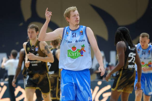 September 27, 2026, xgox, Basketball easyCredit BBL, Basketball Löwen Braunschweig vs. Rostock Seawolves emspor, from left: Bent Leuchten (Rostock), 51 gives instructions, gesturing with his arms, gesticulate, gives instructions Braunschweig