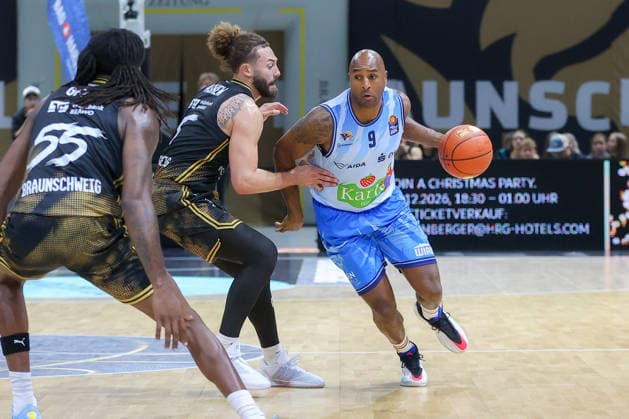 September 27, 2026, xgox, Basketball easyCredit BBL, Basketball Löwen Braunschweig vs. Rostock Seawolves emspor, from left: Devin Askew (Braunschweig), 5, DeAndre Lansdowne (Rostock), 9, matchup, duel, battle, tackle (Braunschweig)