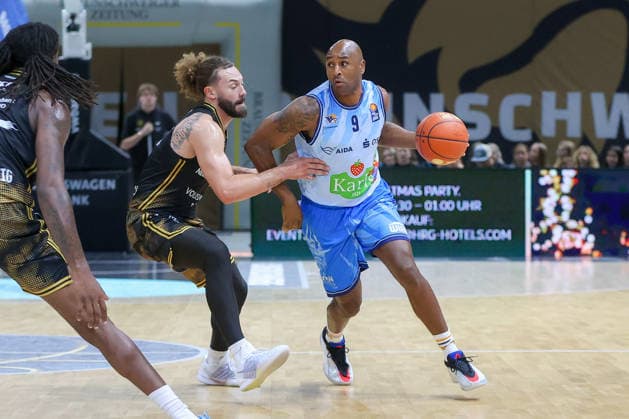 September 27, 2026, xgox, Basketball easyCredit BBL, Basketball Löwen Braunschweig vs. Rostock Seawolves emspor, from left: Devin Askew (Braunschweig), 5, DeAndre Lansdowne (Rostock), 9, matchup, duel, battle, tackle (Braunschweig)
